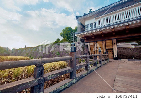 再建されたばかりの鹿児島市鶴丸城跡御楼門 再建されたばかりの鹿児島市鶴丸城跡御楼門 109758411