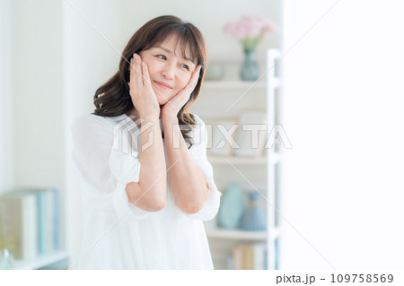 リビングでスキンケアをするミドルの女性 109758569