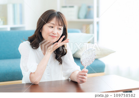 リビングでスキンケアをするミドルの女性 109758582