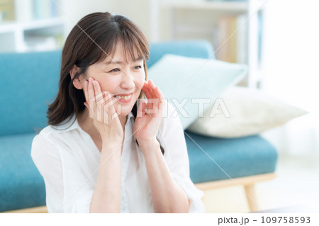 リビングでスキンケアをするミドルの女性 109758593