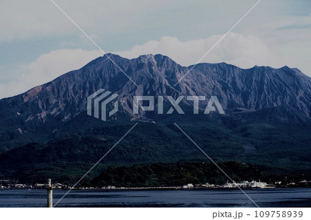 鹿児島市内に戻るフェリーからの美しい噴煙をあげる桜島の風景 109758939