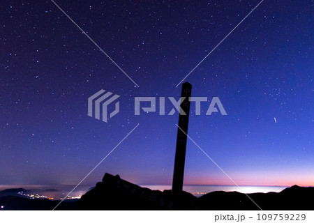 夜明け前 秋の久住山山頂 日本百名山 九重連山 夜明け前 秋の久住山山頂 日本百名山 九重連山 109759229