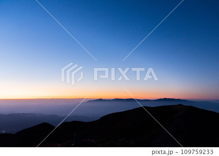 夜明け前 秋の久住山山頂 日本百名山 九重連山 夜明け前 秋の久住山山頂 日本百名山 九重連山 109759233