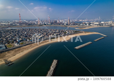 四日市コンビナート 磯津海岸からのドローンによる空撮 四日市コンビナート 磯津海岸からのドローンによる空撮 109760588