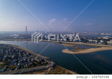 四日市コンビナート 磯津海岸からのドローンによる空撮 四日市コンビナート 磯津海岸からのドローンによる空撮 109760596