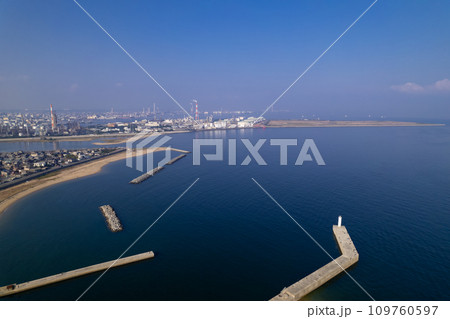 四日市コンビナート 磯津海岸からのドローンによる空撮 四日市コンビナート 磯津海岸からのドローンによる空撮 109760597