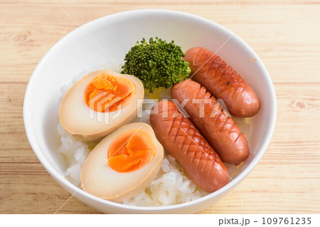 煮卵とウインナーの丼 煮卵とウインナーの丼 109761235