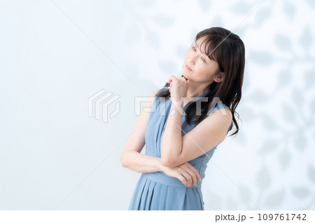 白バックでスキンケアをするミドルの女性 109761742
