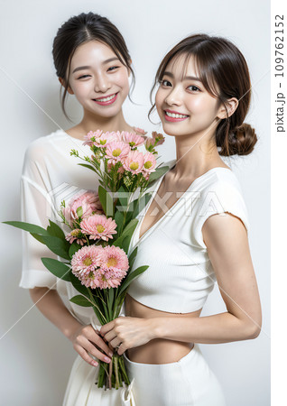 【女性モデル】花束を持つ女性02 ：AI生成画像 109762152
