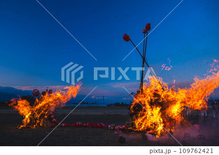 燃え上がる炎のどんど焼き 三九郎 燃え上がる炎のどんど焼き 三九郎 109762421