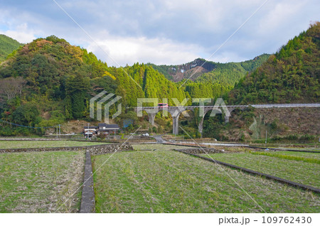福岡県東峰村にある栗木野橋梁を走るBRTのバス 福岡県東峰村にある栗木野橋梁を走るBRTのバス 109762430