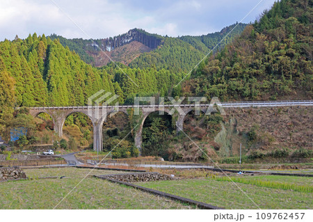 福岡県東峰村にある近代土木遺産多連アーチの栗木野橋梁 109762457