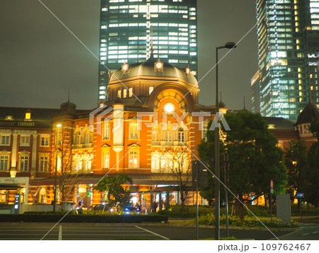 東京駅　丸の内の夜景 109762467