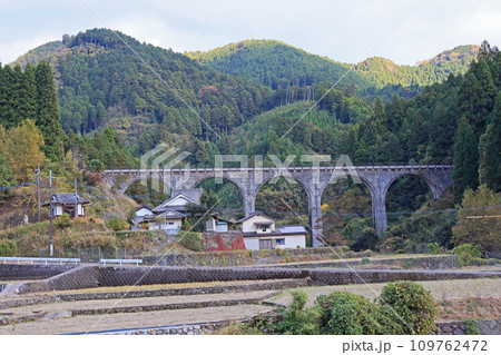 福岡県東峰村にある美しい5連アーチ宝珠山橋梁 109762472