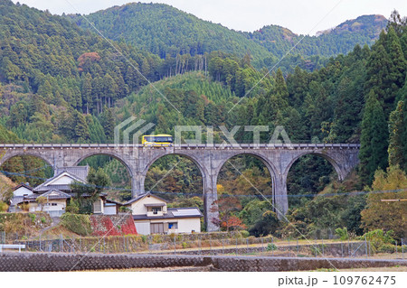 福岡県東峰村にあるアーチ橋宝珠山橋梁とBRTの黄色いバス 109762475
