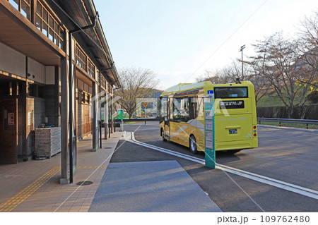 福岡県東峰村の日田彦山線BRT宝珠山駅バス乗り場と黄色いバス 福岡県東峰村の日田彦山線BRT宝珠山駅バス乗り場と黄色いバス 109762480