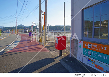 福岡県田川郡日田彦山線BRT添田駅列車からバスに乗り換える人 109762515
