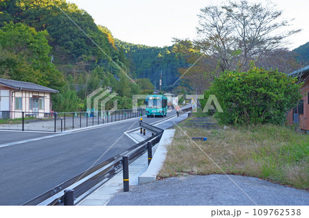 福岡県添田町の日田彦山線BRT彦山駅バス専用道路とやまなみカラーのバス 109762538