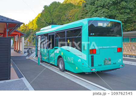福岡県添田郡の日田彦山線BRT彦山駅とやまなみカラーのバス 109762545