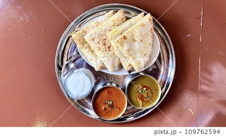 インドネパール料理のチーズナンとご飯とミックスシーフード・マトンサグカレーのセット インドネパール料理のチーズナンとご飯とミックスシーフード・マトンサグカレーのセット 109762594