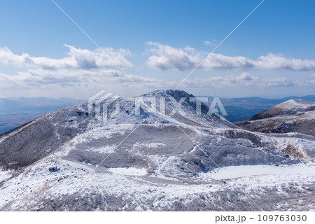 快晴と積雪の冬の久住山 日本百名山 大分県、九重連山 快晴と積雪の冬の久住山 日本百名山 大分県、九重連山 109763030
