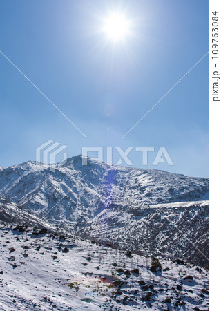 快晴と積雪の冬の久住山　日本百名山　大分県、九重連山 109763084