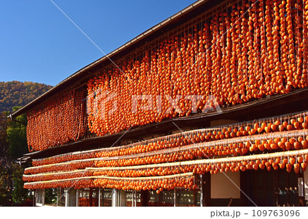 ころ柿のある風景 109763096