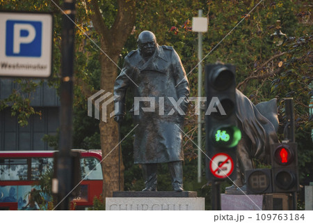 Statue of Sir Winston Churchill in Parliament Square Garden. Sculpture of Prime Minister in bronze. Iconic Symbol of London. Statue of Sir Winston Churchill in Parliament Square Garden. Sculpture of Prime Minister in bronze. Iconic Symbol of London. 109763184