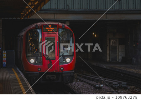 Train from Circle line to Victoria arriving at Station. City of Westminster in London. Platform by railroad tracks. 109763278