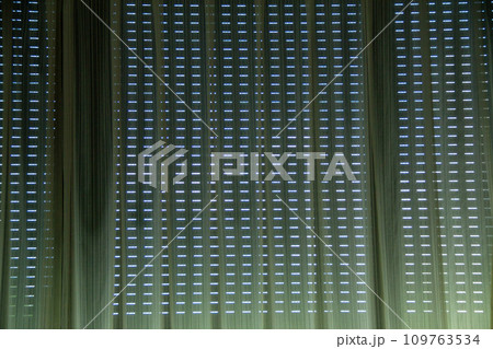 シャッターを下ろした暗い部屋 109763534