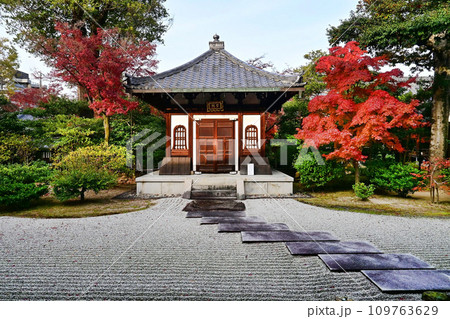 京都市東山区 建仁寺 方丈前庭の霊照堂 109763629