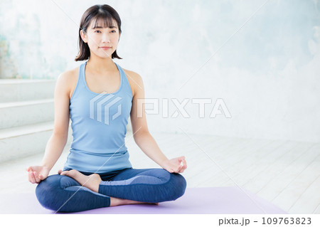 ヨガをする若い女性 109763823
