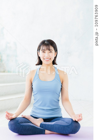 ヨガをする若い女性 109763909