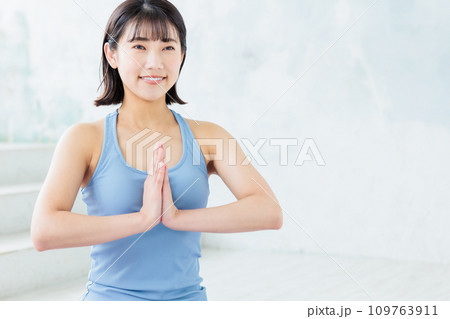 ヨガをする若い女性 109763911