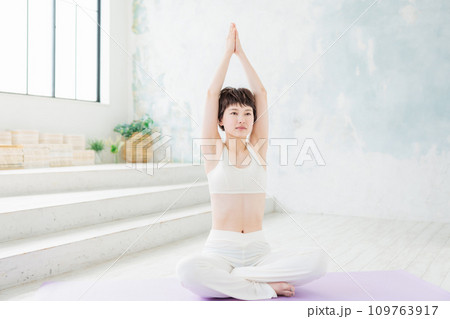 ヨガをする若い女性 ヨガをする若い女性 109763917
