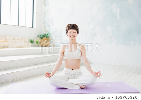 ヨガをする若い女性 109763920