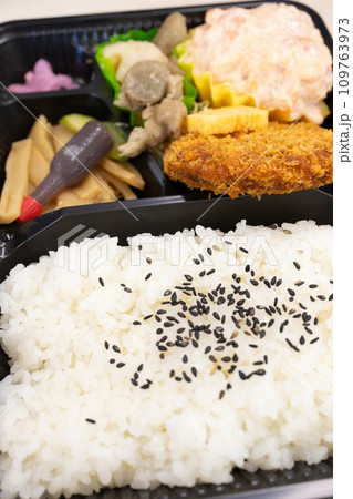 美味しいメンチカツ弁当 109763973