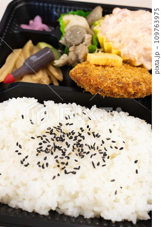 美味しいメンチカツ弁当 109763975