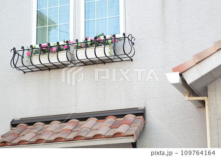 南欧風住宅のフラワーボックスと瓦屋根 109764164