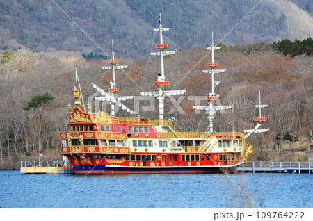 箱根の芦ノ湖に浮かぶ観光遊覧船 箱根の芦ノ湖に浮かぶ観光遊覧船 109764222