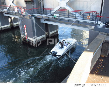 東京都江東区永代に設けられた大島川水門と航行するボート 109764228