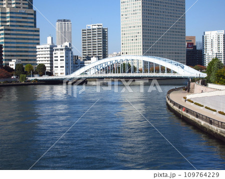 隅田川と東京都中央区のビル群 109764229