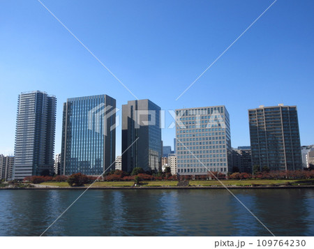 隅田川と東京都中央区のビル群 109764230