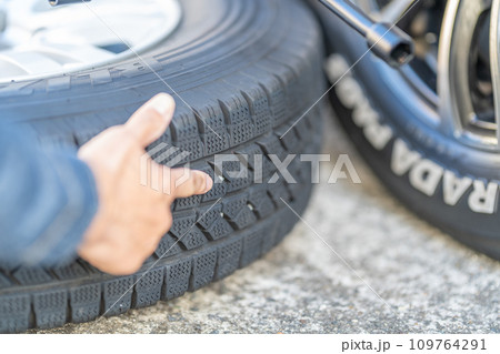 タイヤ交換　スタッドレスタイヤ　溝の小石撤去 109764291