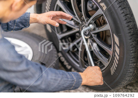 タイヤ交換　スタッドレスタイヤ　ホイルナットレンチ 109764292