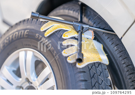 タイヤ交換 スタッドレスタイヤ 十字レンチ 軍手 タイヤ交換 スタッドレスタイヤ 十字レンチ 軍手 109764295