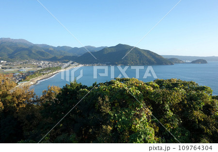 長崎県雲仙の千々石海岸（千々石展望台にて） 109764304