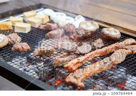 バーベキューで焼いている炭火焼のお肉 109764464