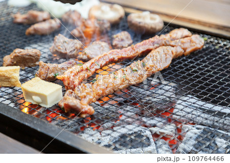 バーベキューで焼いている炭火焼のお肉 109764466