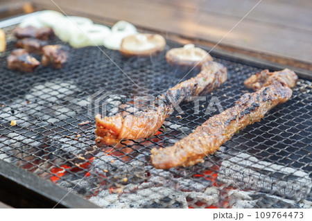 炭火で焼く焼き肉 109764473